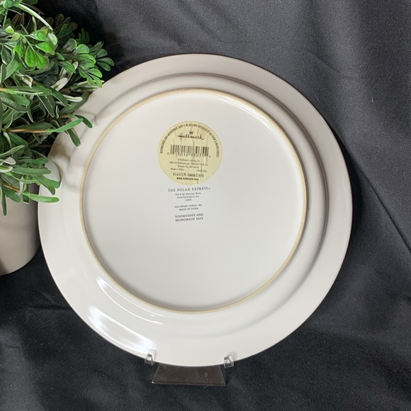 The Polar Express Hallmark Cards “BELIEVE” 10” Christmas dinner / cookie plate - Picture 4 of 5